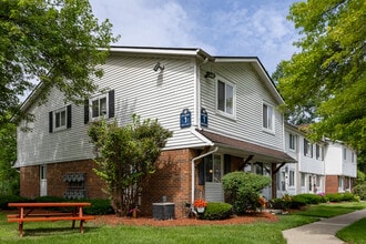 The Hamptons of Brownstown Apartments in Brownstown, MI - Building Photo - Building Photo
