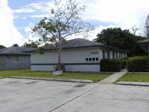 2446-2450 Jackson St in Hollywood, FL - Building Photo - Other