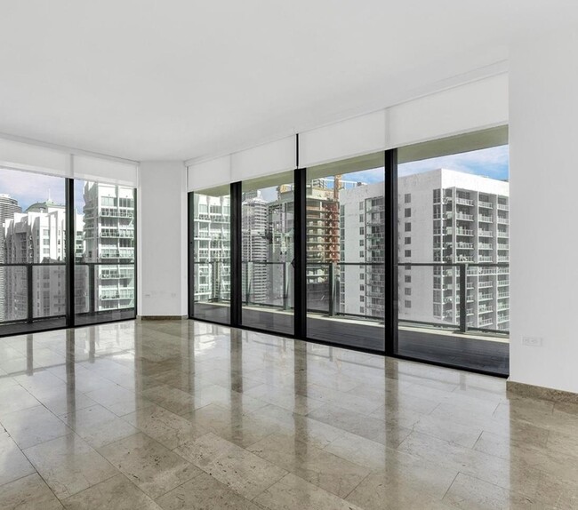 68 SE 6th St, Unit 3211 in Miami, FL - Foto de edificio - Building Photo