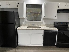 309 S Avenue C Ave in Elgin, TX - Building Photo - Building Photo