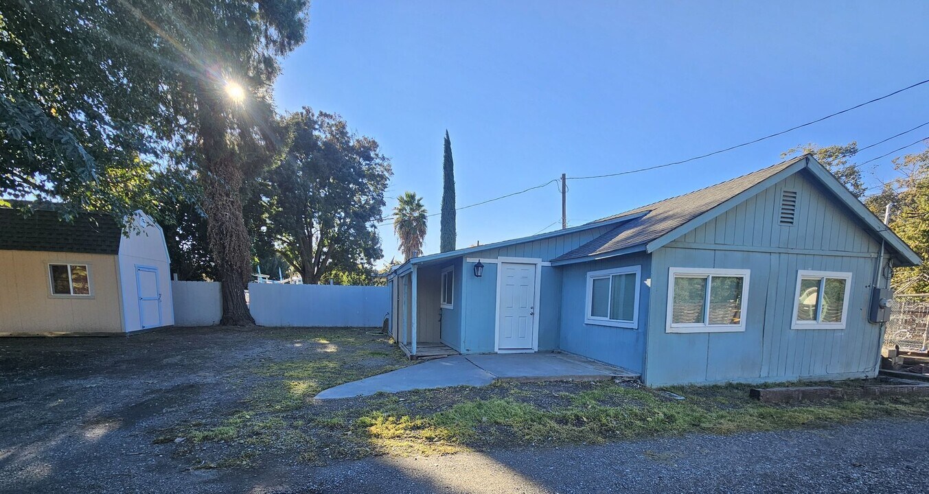 216 1/2 Santa Maria Ave in Gerber, CA - Building Photo