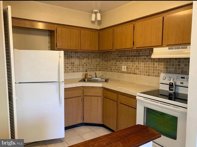 512 Stidman Dr-Unit -D-4 in Springfield, PA - Foto de edificio - Building Photo