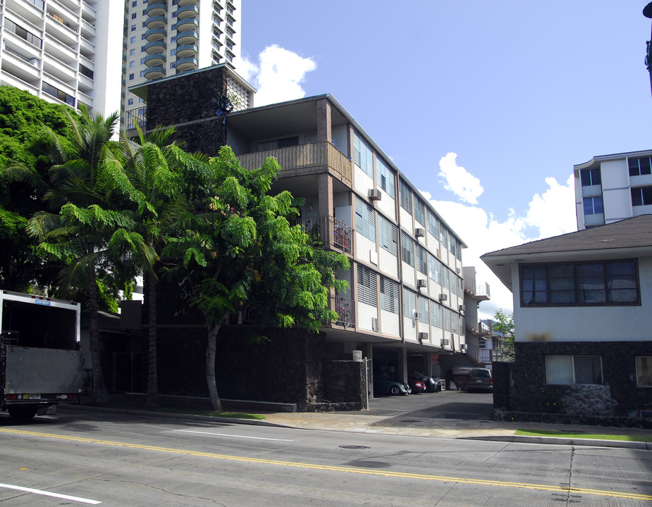 2114 Kuhio Ave in Honolulu, HI - Building Photo