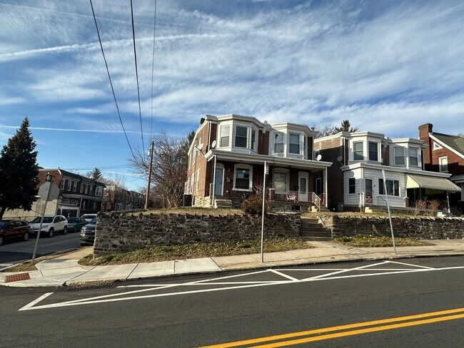 484 Shurs Ln in Philadelphia, PA - Building Photo - Building Photo