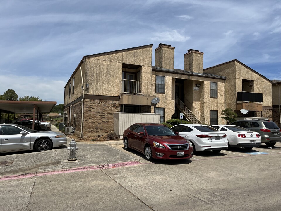 411 Crest Line Dr in Arlington, TX - Building Photo