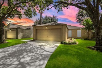 2927 Shadow Trail Dr in Houston, TX - Building Photo - Building Photo