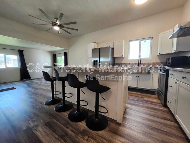 170 N Gale Hill Ave in Lindsay, CA - Building Photo - Building Photo