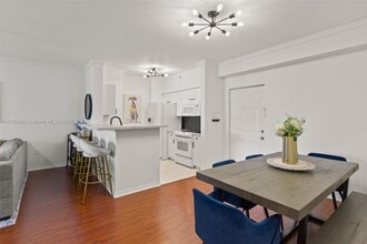6831 SW 44th St in Miami, FL - Building Photo - Building Photo