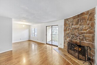 12515 NE 145th Pl in Kirkland, WA - Foto de edificio - Building Photo