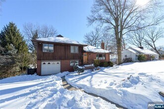 79 Grand Blvd in Emerson, NJ - Foto de edificio - Building Photo