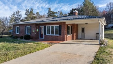 313 Arrowood St SE in Lenoir, NC - Building Photo - Building Photo