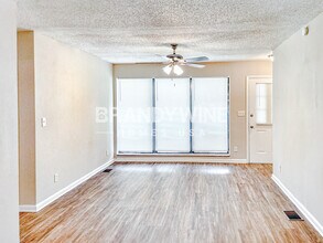 4503 Anvers Blvd in Jacksonville, FL - Foto de edificio - Building Photo