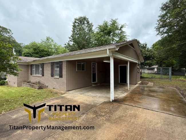 601 W Saline Cir in Benton, AR - Building Photo - Building Photo