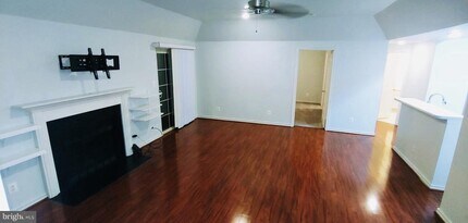 3920 Penderview Dr-Unit -301 in Fairfax, VA - Building Photo - Building Photo