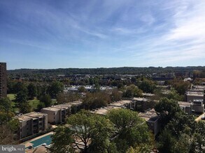 5300 Holmes Run Pkwy in Alexandria, VA - Foto de edificio - Building Photo