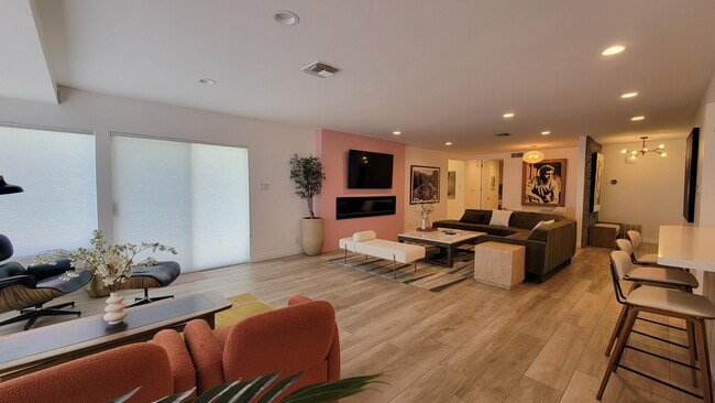 901 W Vía Livorno in Palm Springs, CA - Building Photo - Building Photo