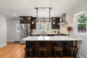 135 Rowe St in Newton, MA - Foto de edificio - Building Photo