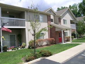 Apartments at Fox Trail in Amelia, OH - Foto de edificio - Building Photo