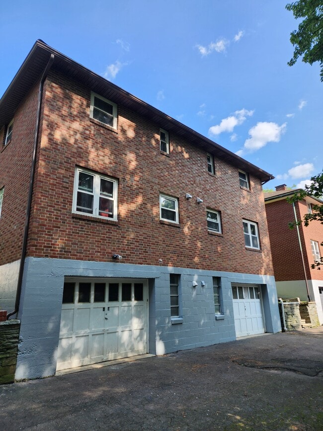 49 Howard Ave, Unit Right side in Binghamton, NY - Building Photo - Building Photo