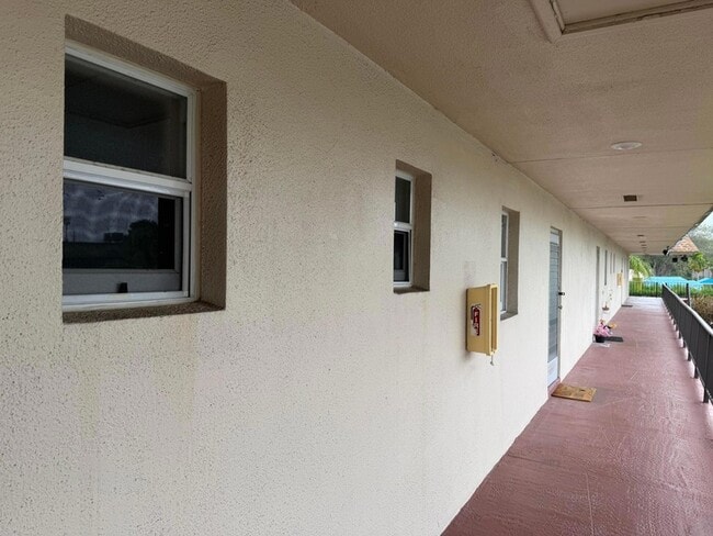 502 Davis Rd, Unit 6 in Palm Springs, FL - Building Photo - Building Photo