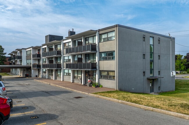4750 Bathurst Street Apartments in Toronto, ON - Building Photo - Building Photo