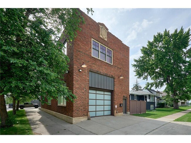 property at 1290 Snelling Ave N