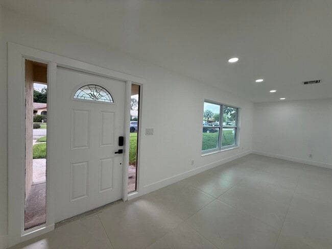 137 Alcazar St in Royal Palm Beach, FL - Foto de edificio - Building Photo