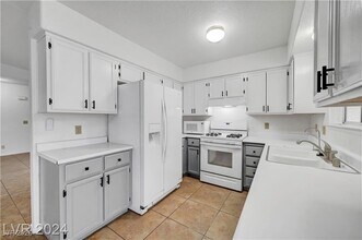 8061 Draco Cir in Las Vegas, NV - Building Photo - Building Photo