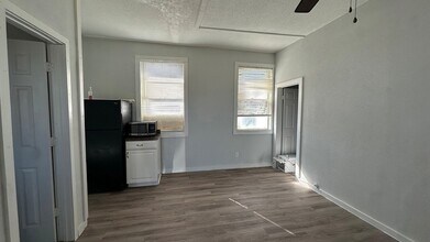 904 Herbert Ave, Unit 3 in Pasadena, TX - Foto de edificio - Building Photo