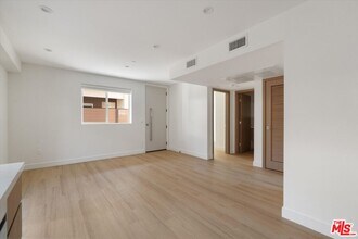 15211 1/2 Morrison St in Los Angeles, CA - Building Photo - Building Photo
