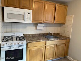 20 Oldfield Pl in Red Bank, NJ - Building Photo