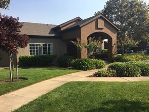 River Knolls in Redding, CA - Foto de edificio - Building Photo