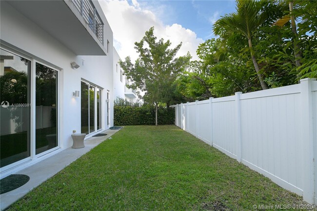 10223 NW 75th Terrace, Unit 05-18 in Doral, FL - Building Photo - Building Photo