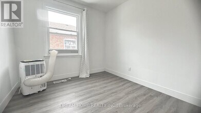 83 Cornwallis Dr in Toronto, ON - Building Photo - Building Photo