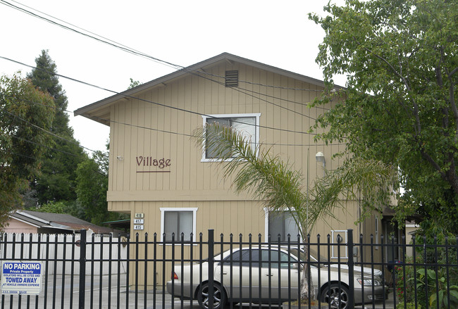 415-419 Grove Way in Hayward, CA - Foto de edificio - Building Photo