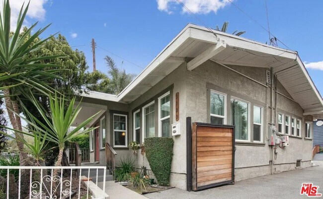 2120 Marengo Ave in Altadena, CA - Foto de edificio - Building Photo