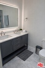 11110 Camarillo St in Los Angeles, CA - Building Photo - Building Photo