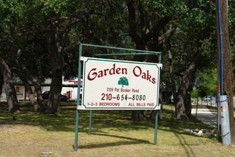 Garden Oaks Apatments in Universal City, TX - Foto de edificio - Building Photo