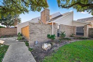 13925 Hollowgreen Dr in Houston, TX - Building Photo