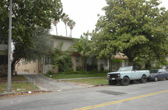 1745 N Winona Blvd in Los Angeles, CA - Building Photo - Building Photo