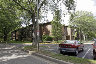 Woodstone Apartments in Kalamazoo, MI - Building Photo - Building Photo