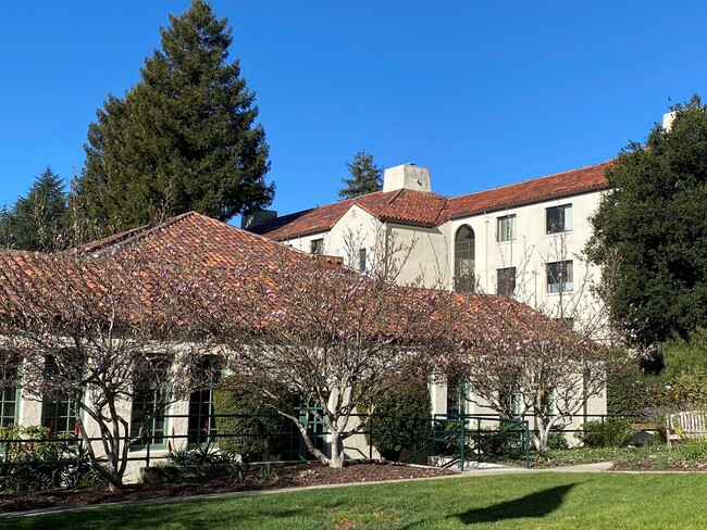 Redwood Gardens Apartments in Berkeley, CA - Foto de edificio - Primary Photo