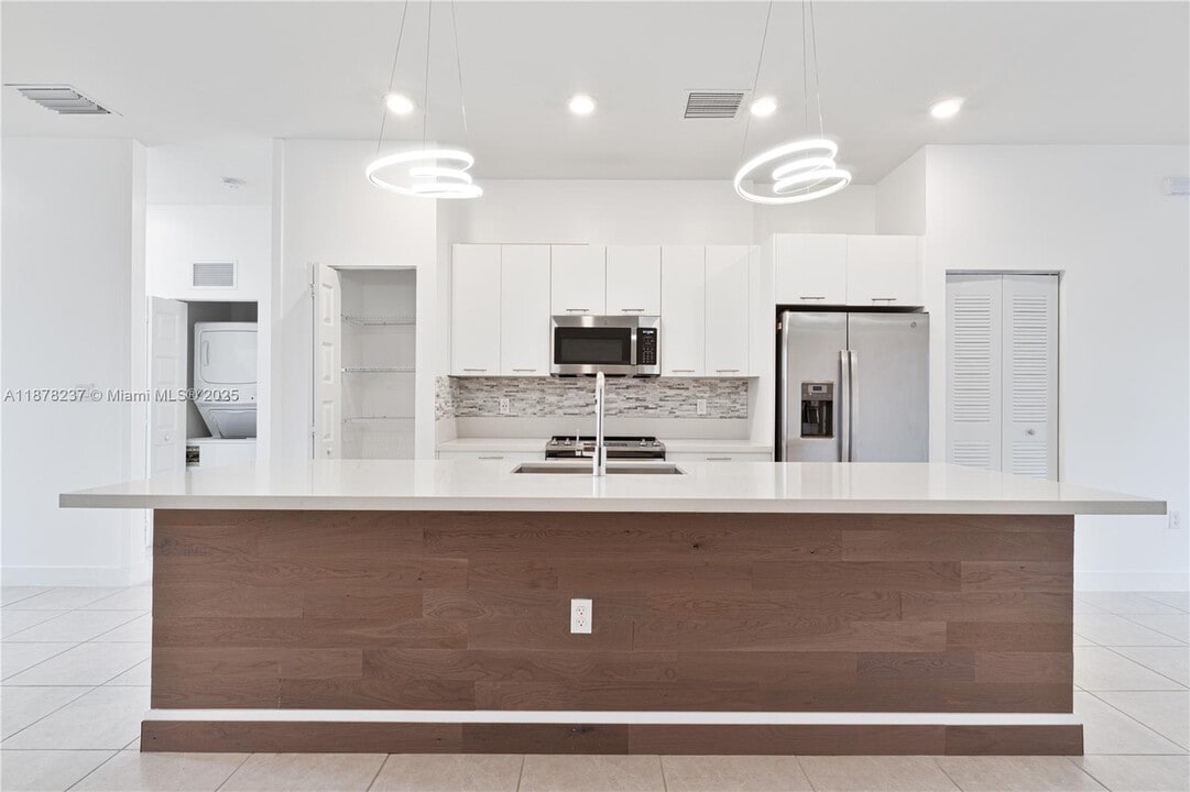 8045 NW 104th Ave in Doral, FL - Building Photo