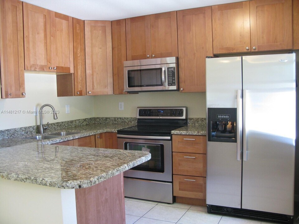 300 SW 20th St-Unit -2 in Fort Lauderdale, FL - Building Photo