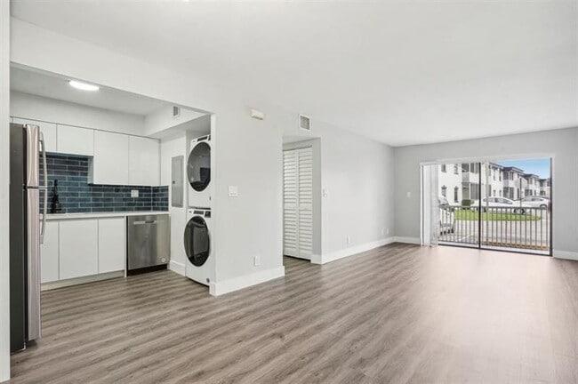3240 NW 84th Ave in Sunrise, FL - Building Photo - Building Photo