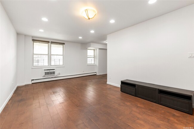 140-55 34th Ave, Unit 1L in Queens, NY - Foto de edificio - Building Photo