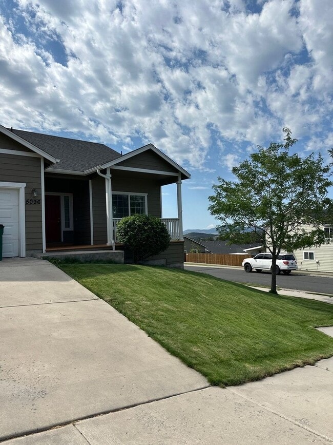 5096 Larch Ln in Klamath Falls, OR - Foto de edificio - Building Photo