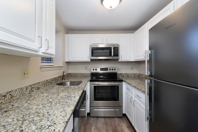 Charlesbank Estates in Waltham, MA - Foto de edificio - Interior Photo