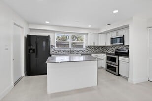2630 SW 49th Ct in Fort Lauderdale, FL - Building Photo