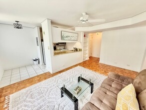 1700 N Elm St in Greensboro, NC - Building Photo - Building Photo